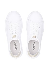 Weiße Sneaker mit einem glatten Lederobermaterial, runder Zehenform, geraden Schnürsenkeln, perforiertem Design und subtilen Metallakzenten an der Ferse.