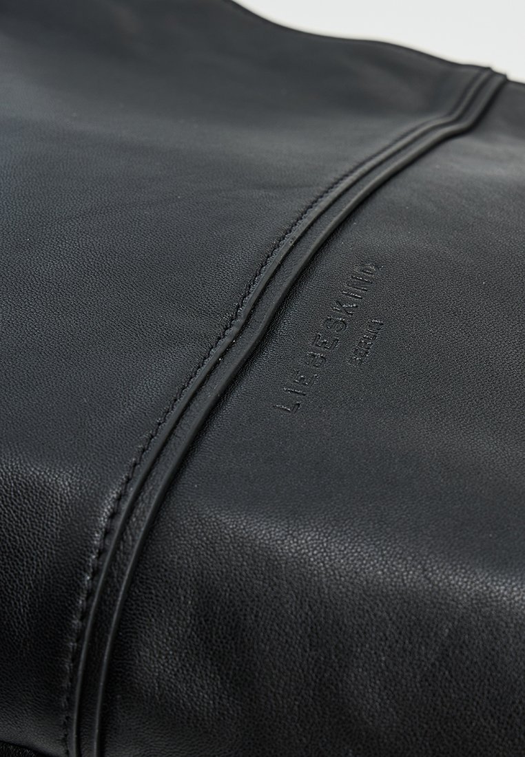 Schwarze Lederhandtasche mit glatter Textur und feinem Grain. Verfügt über ein eingeprägtes Logo und ein elegantes, minimalistisches Design, akzentuiert durch eine mittige Naht.