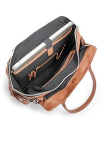 Brun læder laptop taske med lynlås, blød sort stofforing og flere indvendige lommer til organisering. Indeholder laptop sleeve.