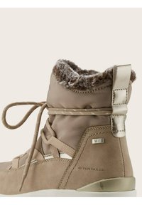 Tan winterboot met faux fur kraag, textiel bovenwerk, suède accenten, vetersluiting aan de voorkant en logo aan de zijkant. Ontworpen voor warmte en comfort.