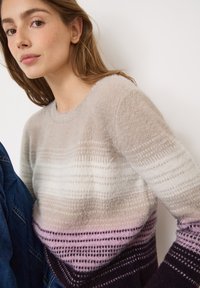 Sweter z dzianiny z gradientowymi paskami w odcieniach beżu, różu i ciemnej purpury; okrągły dekolt; miękka, puszysta tekstura; dopasowane rękawy; casualowy design.
