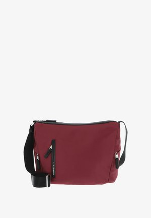 Sac en nylon rouge à porter en bandoulière, avec une fermeture éclair et une sangle noires, doté d'une poche avant et d'un design épuré et minimaliste.