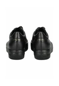 Černé kožené tenisky s texturovaným povrchem, nízkým profilem, jemným logem a gumovou podrážkou s geometrickými vzory.