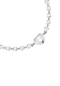 Bracciale in argento con maglie ovali e un ciondolo a forma di cuore lucidato. Il design è liscio con superfici riflettenti.