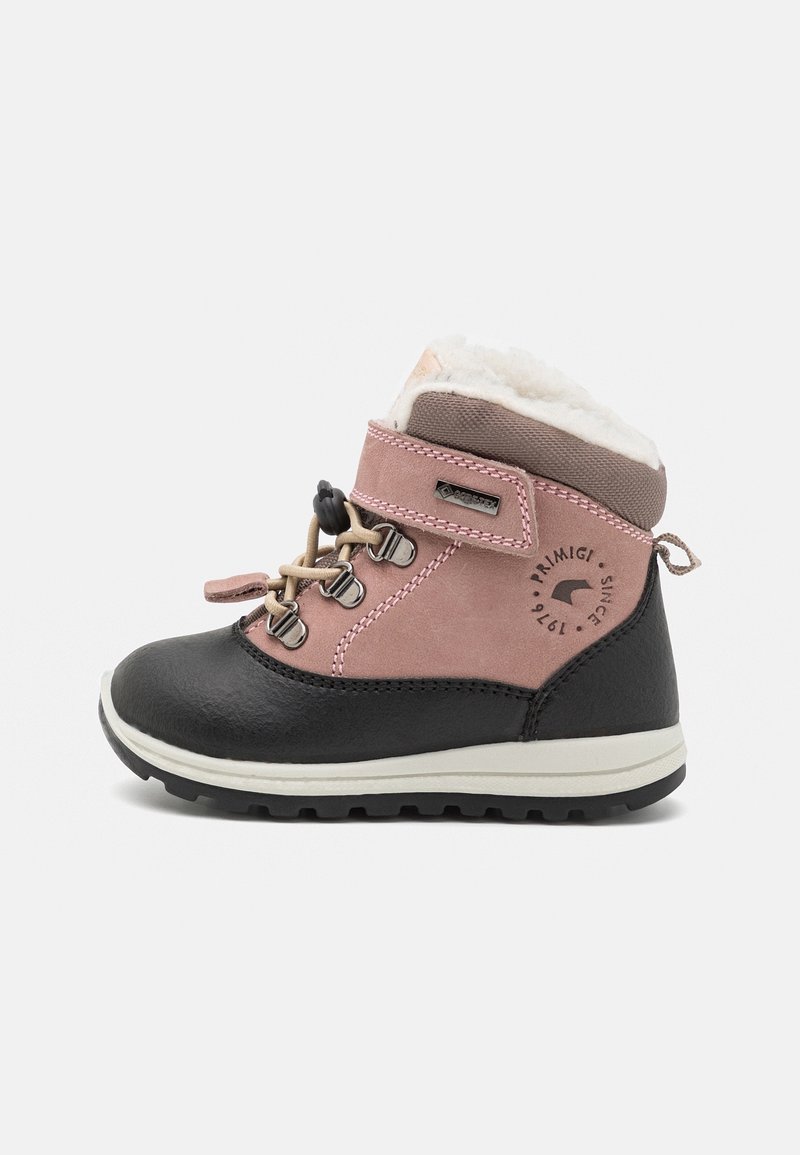 Botte d’hiver pour enfant rose et noire avec doublure en polaire blanche, lacets et fermeture velcro, et semelle en caoutchouc texturée.