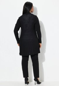 Ulla Popken PLEATED LONGLINE OPEN SHAPE - Kofta - black