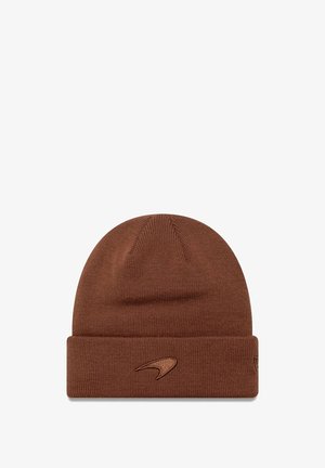Brązowa dziana czapka z wywiniętym brzegiem, z teksturowanym materiałem i naszytym tonalnym logo po boku.