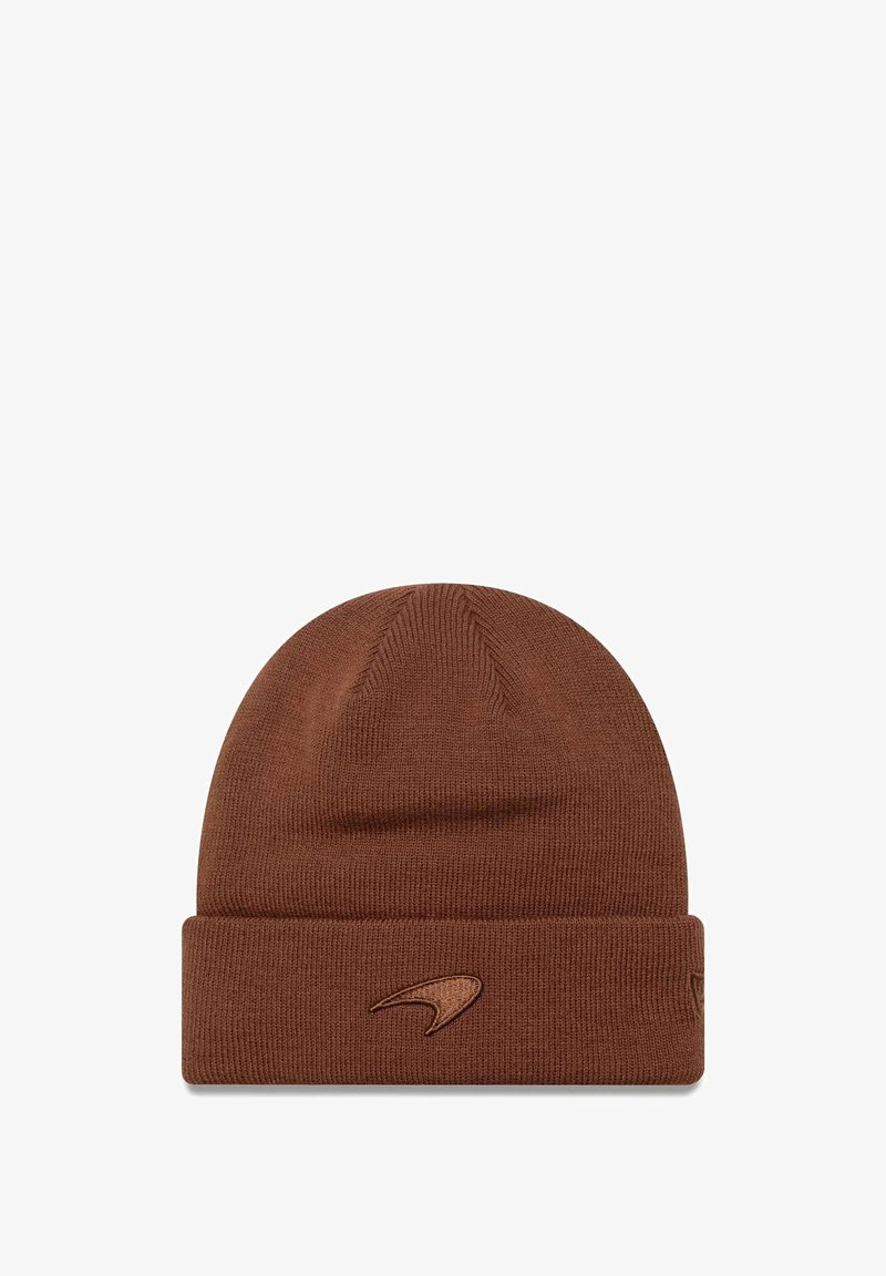 Brązowa dziana czapka z wywiniętym brzegiem, z teksturowanym materiałem i naszytym tonalnym logo po boku.