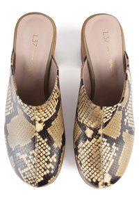 Mule slip-on con un motivo a stampa serpente beige e nero. Sombrero in pelle liscia, punta arrotondata e parte posteriore chiusa con una soletta rosa chiaro.