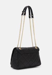 Borsa trapuntata nera con finitura testurizzata, dotata di tracolla a catena dorata e manici superiori in pelle nera; forma rettangolare con patta piegata.