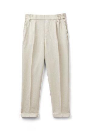 Beżowe casualowe spodnie z elastycznym pasem, bocznymi kieszeniami, fałdami z przodu i mankietami na nogawkach, rozłożone płasko na białym tle.