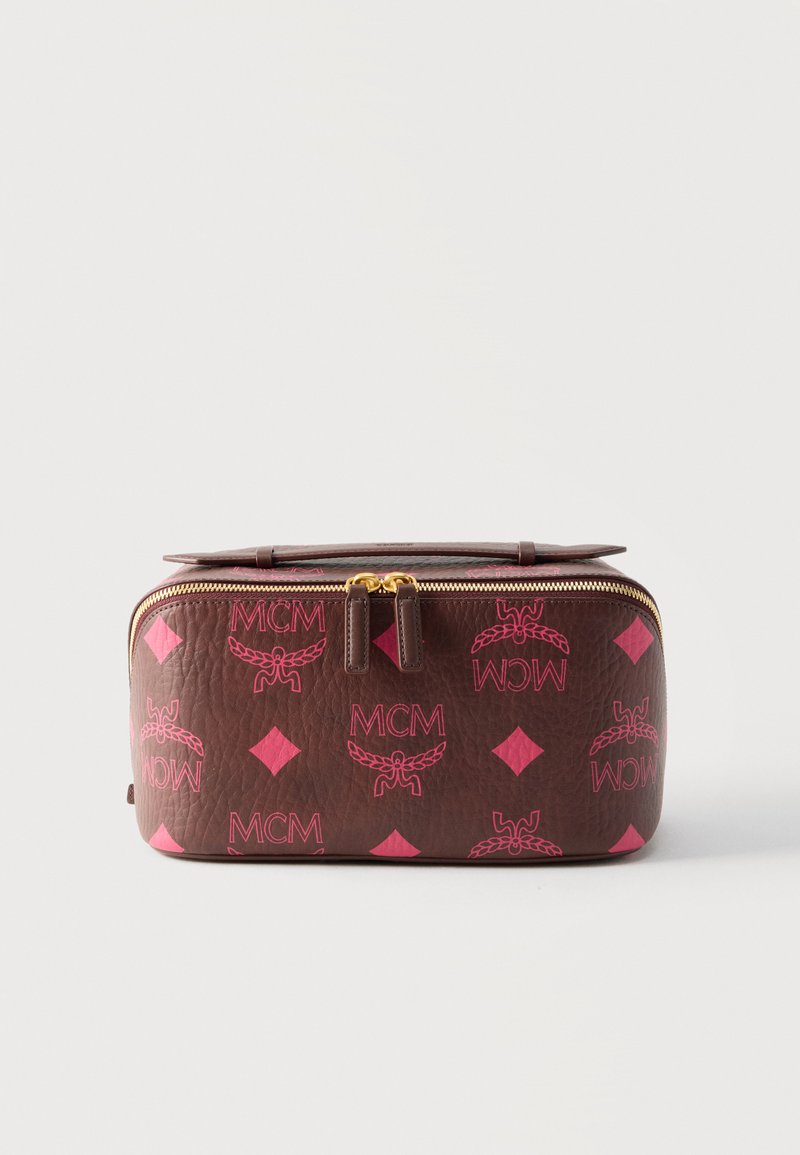 Pochette en cuir texturé marron avec logos MCM roses et formes en losange, double fermeture éclair dorée et poignée supérieure sur fond blanc.