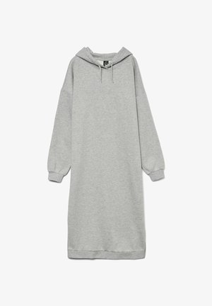 Robe sweatshirt grise en tissu doux, dotée d'une capuche, de manches longues avec des poignets et d'une coupe décontractée. L'ourlet se situe au-dessus du genou.