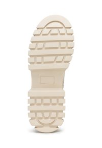 Biała gumowa podeszwa buta z teksturowanymi rowkami i wzorami, posiada zaokrąglony obcas oraz wzmocniony obszar łuku stopy.