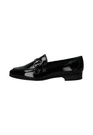 Zwarte gepatenteerde leren loafers met zilveren gespsluiting en lage hak, zijaanzicht op witte achtergrond.