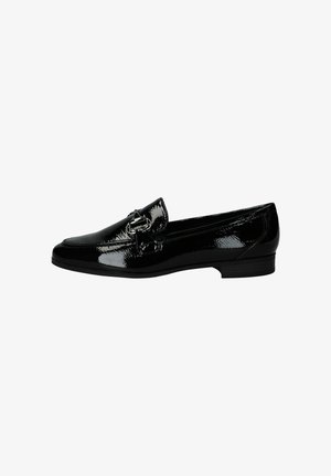 Zwarte gepatenteerde leren loafers met zilveren gespsluiting en lage hak, zijaanzicht op witte achtergrond.