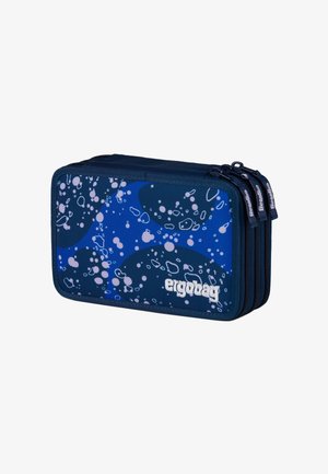 Marineblaues Federmäppchen mit abstrakten hellrosa und blauen Blasenmustern, Reißverschluss und geprägtem "ergobag"-Logo auf der Vorderseite.