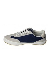 Zapatillas ligeras con un diseño en gris y azul marino. Presentan una parte superior texturizada, cordones blancos, suela de goma y un perfil bajo.