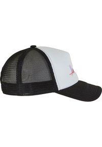 Veokap, millel on valge esipaneel ja must sild. Omab kumerat musta ääre ja roosat tikandit esiküljel.