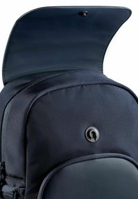 Zaino in tessuto nero con superficie testurizzata, fondo arrotondato, chiusura con zip e bottone a scatto sulla pattina.