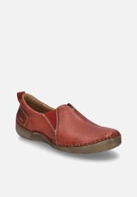 Scarpa slip-on in pelle rossa con pannelli laterali elasticizzati, dettagli cuciti e suola in gomma marrone testurizzata. Design della punta arrotondata per il comfort.