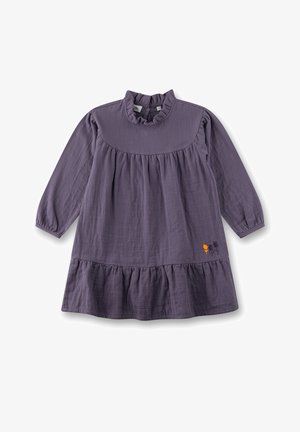 Lila Langarmkleid für Kleinkinder mit gerafftem Kragen und Saum, gesmoktem Einsatz und kleinen bestickten orangefarbenen und dunklen Blumen nahe dem Saum.