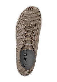 Zapatilla de malla marrón con cordones elásticos, parte superior texturizada, punta redonda y suela de goma blanca. Presenta el logo de la marca en la plantilla.