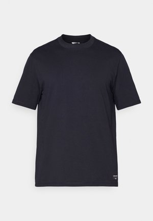 Svart T-skjorte med kort erme laget av bomull, med rund hals, rett nederkant, og en liten merkeetikett på siden.