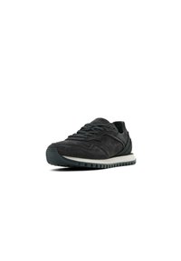 Sneaker in camoscio nero con upper testurizzato, suola intermedia bianca a contrasto e suola esterna in gomma nera con fresature. Caratterizzato da punta rotonda e design con lacci.