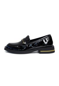 Mocassins en cuir verni noir avec un petit talon carré et des détails de couture jaune. Présentent un embout arrondi et une surface lisse et brillante.
