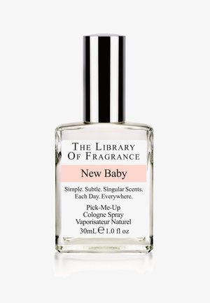 Heldere glazen colognefles met een zilverkleurige dop. Het etiket heeft zwarte en roze tekst. Volume: 30 ml, geur naam: "New Baby."