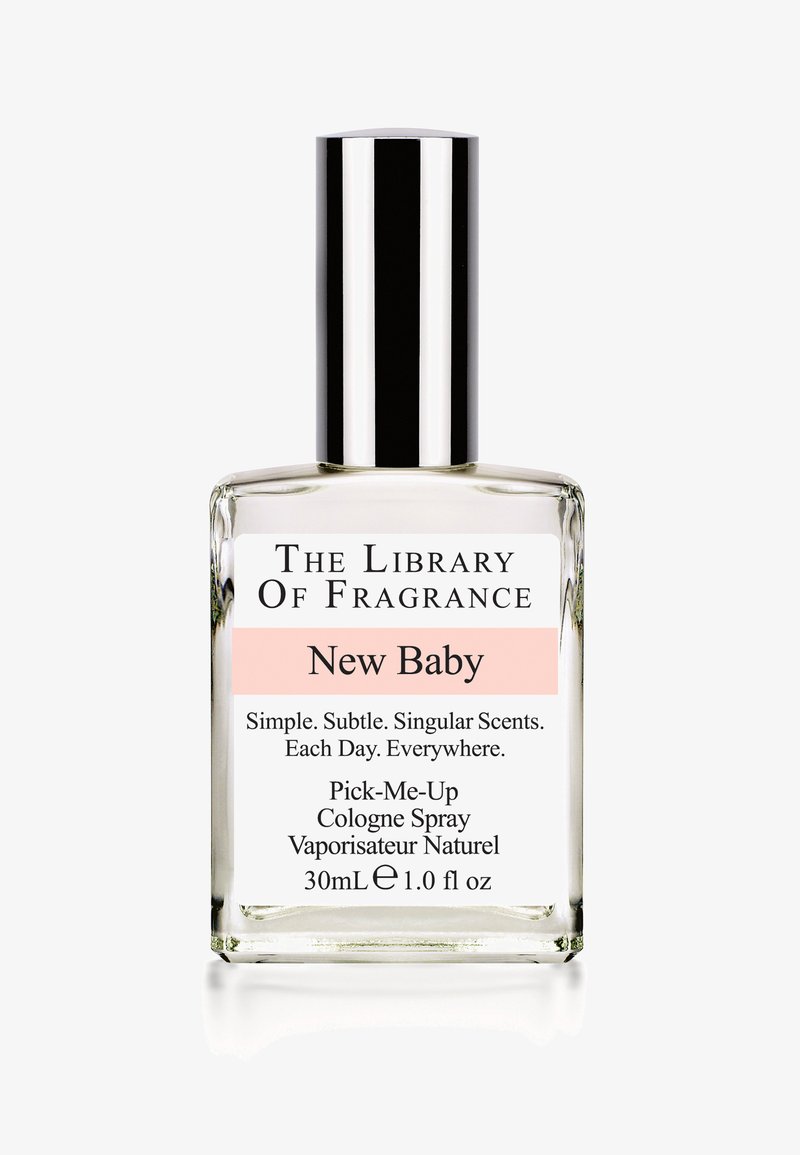 Heldere glazen colognefles met een zilverkleurige dop. Het etiket heeft zwarte en roze tekst. Volume: 30 ml, geur naam: "New Baby."