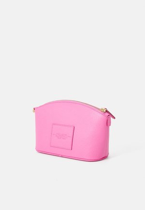 Saculet cosmetic din piele texturată roz, cu un vârf curbat, fermoar aurit și o mică etichetă pătrată pe față. Design compact și bine structurat.
