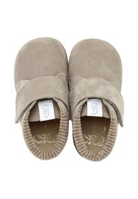 Zapatitos de ante para bebés en marrón claro con punta redondeada, cuello elastizado y tiras de Velcro para poner y quitar fácilmente. Forro suave y texturizado.