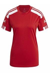 T-shirt de sport rouge Adidas à manches courtes avec des bandes blanches sur les épaules et des logos Adidas sur les deux manches et au niveau de la poitrine.