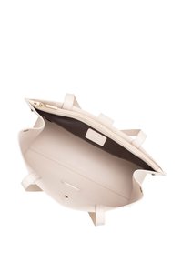 Borsa tote in pelle beige con chiusura a zip, ampia interno e manici piatti. Presenta una fodera scura e un piccolo etichetta del marchio all'interno.
