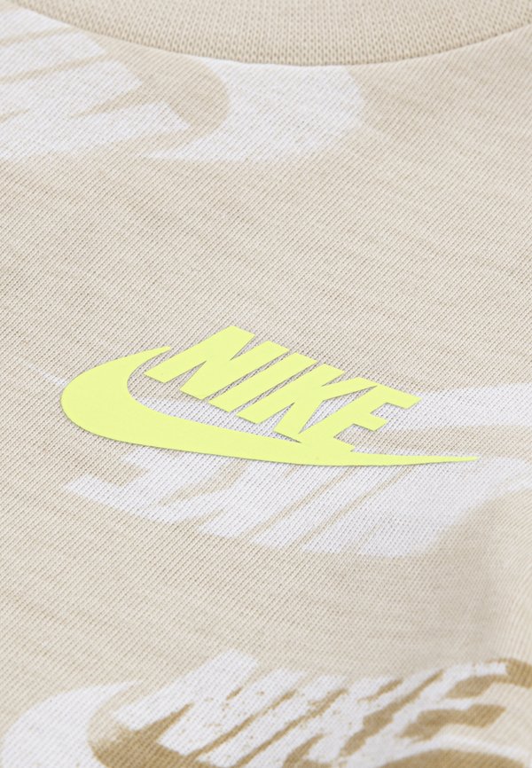 ON THE MOVE SET - Print T-shirt - parachute beige4