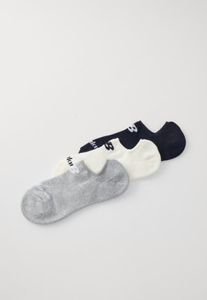 Tres pares de calcetines cortos: gris, crema y navy. Cada par presenta una textura suave y un logo impreso en el costado.