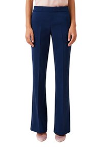 Pantalones azul marino con un diseño de pierna ancha, hechos de una tela suave. Presentan una cinturilla plana y pliegues frontales marcados para un aspecto de sastre.