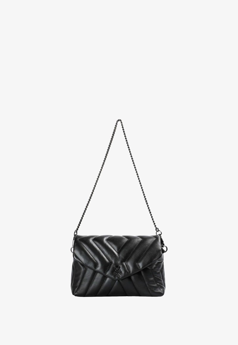 Bolso de hombro de cuero negro acolchado con una correa de cadena, que presenta una solapa doblada y un pequeño emblema de calavera en la parte delantera.