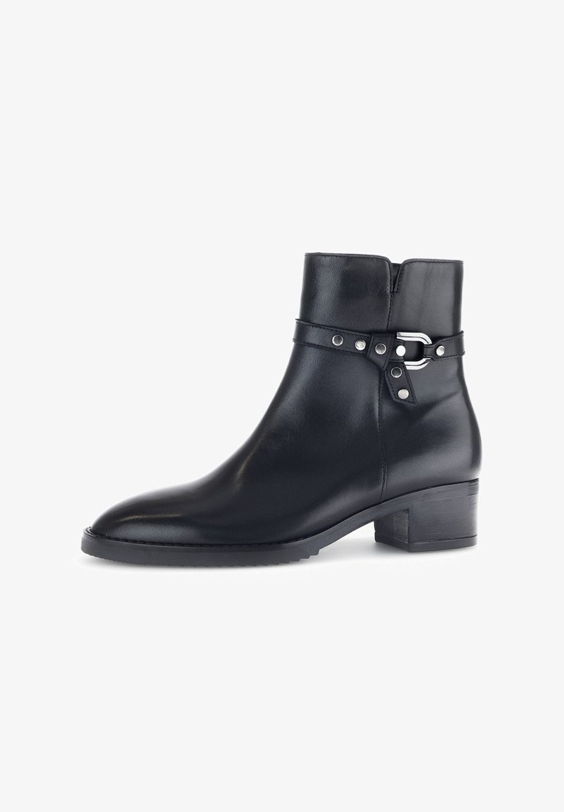 Bottine en cuir noir avec un bout rond, un talon bloc moyen, et une sangle sur le côté avec du matériel métallique et des accents à clous.