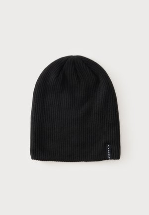 Bonnet en tricot côtelé noir avec une petite étiquette en tissu affichant le nom de la marque sur le bord inférieur, présenté sur un fond clair uni.