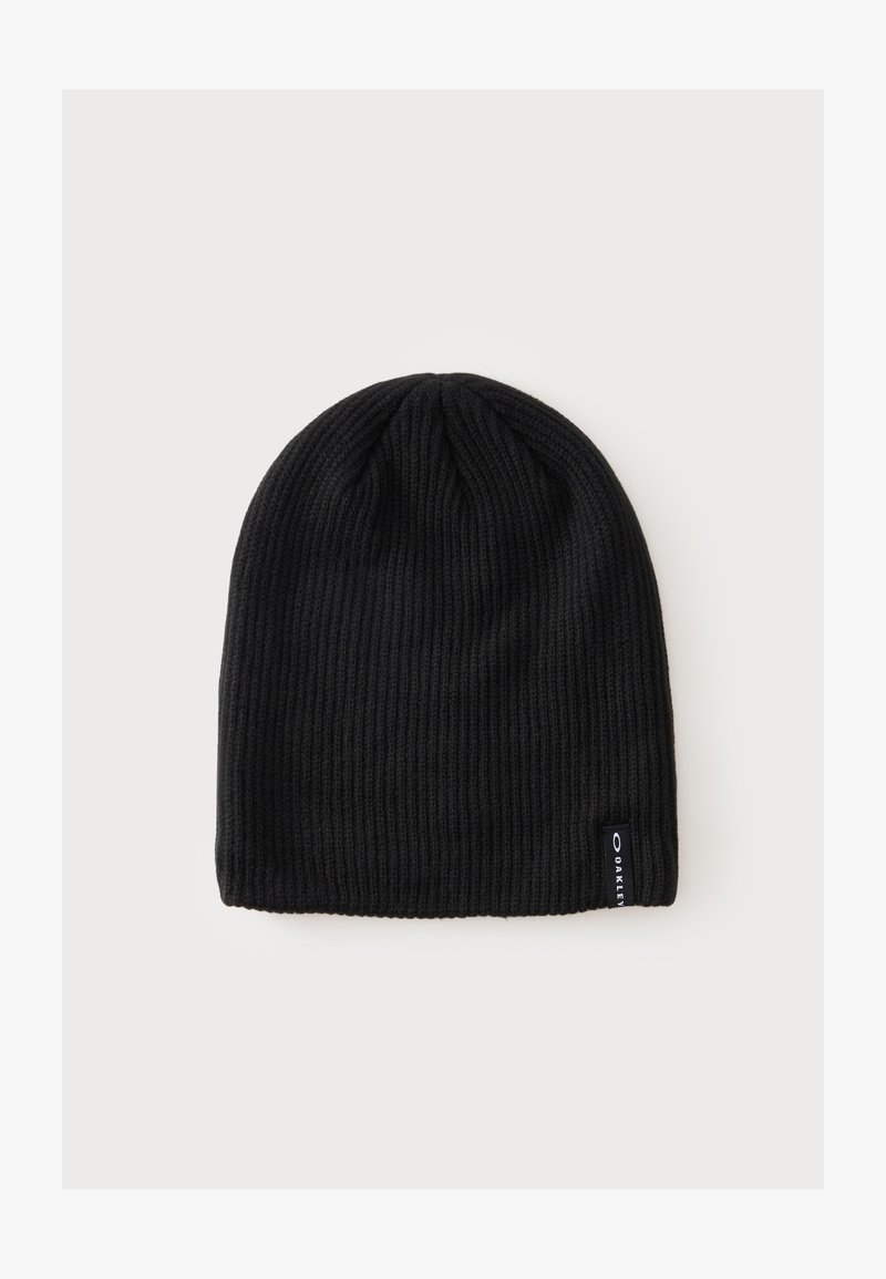Bonnet en tricot côtelé noir avec une petite étiquette en tissu affichant le nom de la marque sur le bord inférieur, présenté sur un fond clair uni.