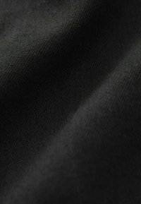Zwarte katoenstof met een gladde textuur, met een subtiele glans. Het materiaal is geweven, met een uniforme kleur en geen zichtbare patronen.
