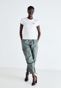 Levi's® THE PERFECT TEE - Marškinėliai su spaudiniu - bright white