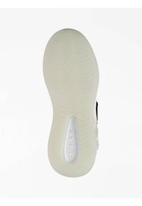 Suola di una sneaker in gomma traslucida con motivo zigzag testurizzato. Presenta un logo "GUESS" bianco nell'area del tallone. Colore: trasparente.