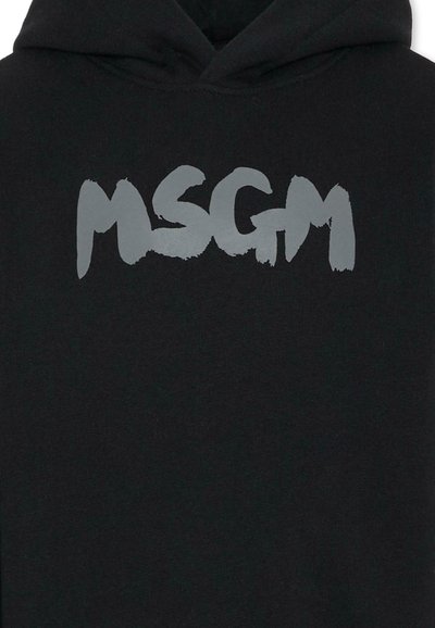 Zwarte hoodie met een groot, gestileerd grijs "MSGN" logo op de borst. De stof lijkt zacht met een gladde textuur.