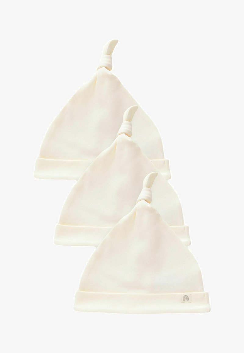 Tre cappelli per neonati in un morbido tessuto bianco sporco, con punta sopra e risvolto. Ogni cappello ha un piccolo etichetta con il logo sul risvolto.