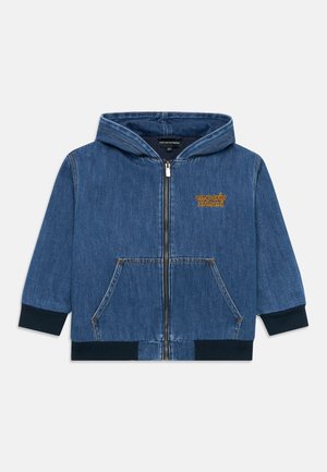 Sinine teksakraega kapuutsiga jakk ees tõmblukuga, kängurutaskudega, soonikkoes mansettide ja äärega ning kollase "Emporio Armani" logoga rinnal.