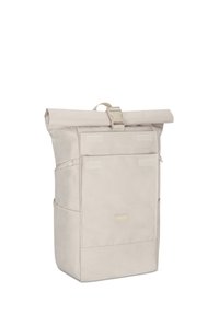 Sac à dos beige à rabat avec poche zippée à l'avant, poches latérales et fermeture à boucle en plastique, étiqueté "Larkson."
